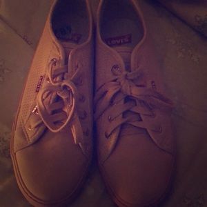 Pink Levi’s shoes size 8 1/2